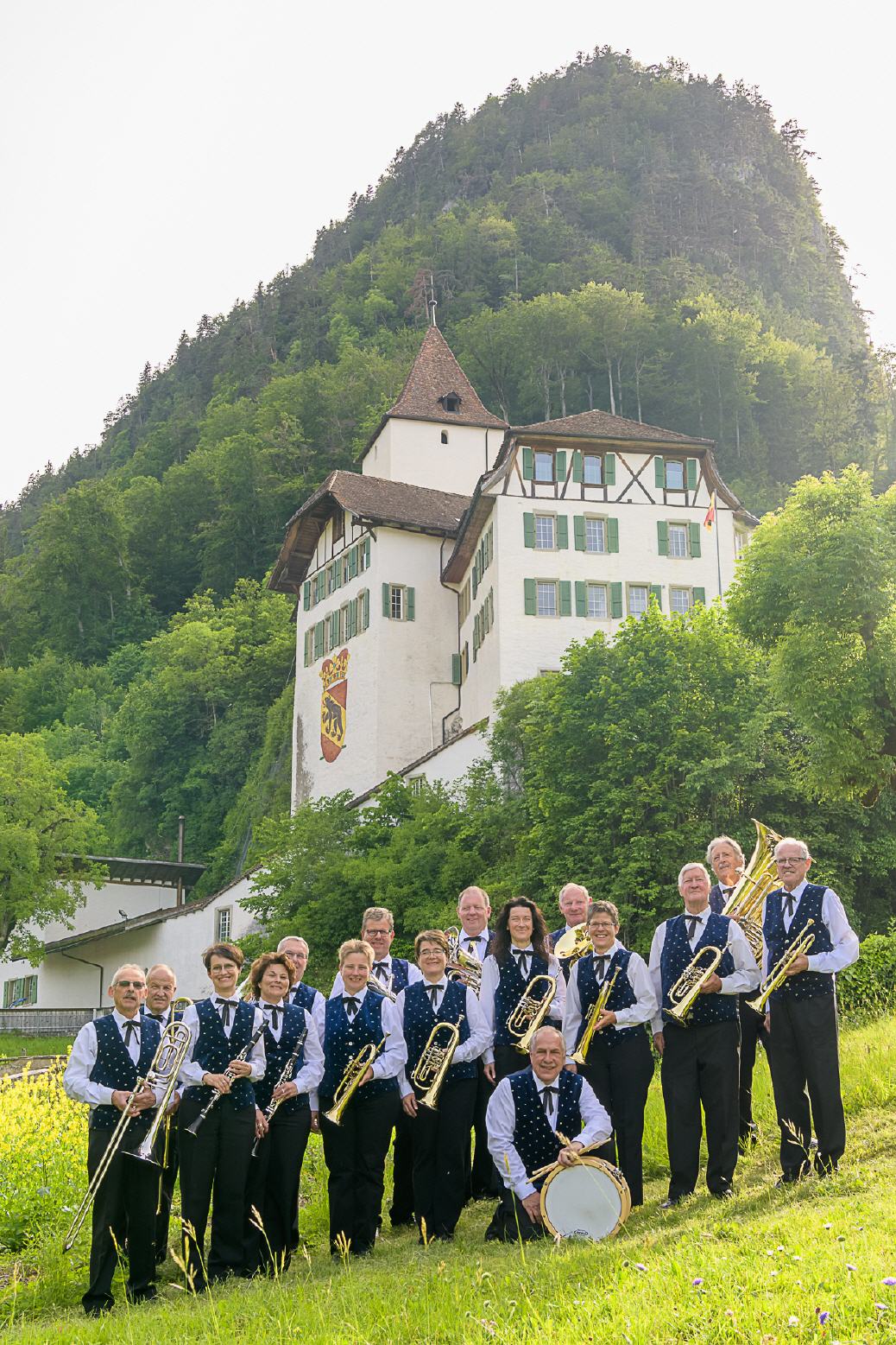 Burgfluhmusikanten vor Schloss Wimmis