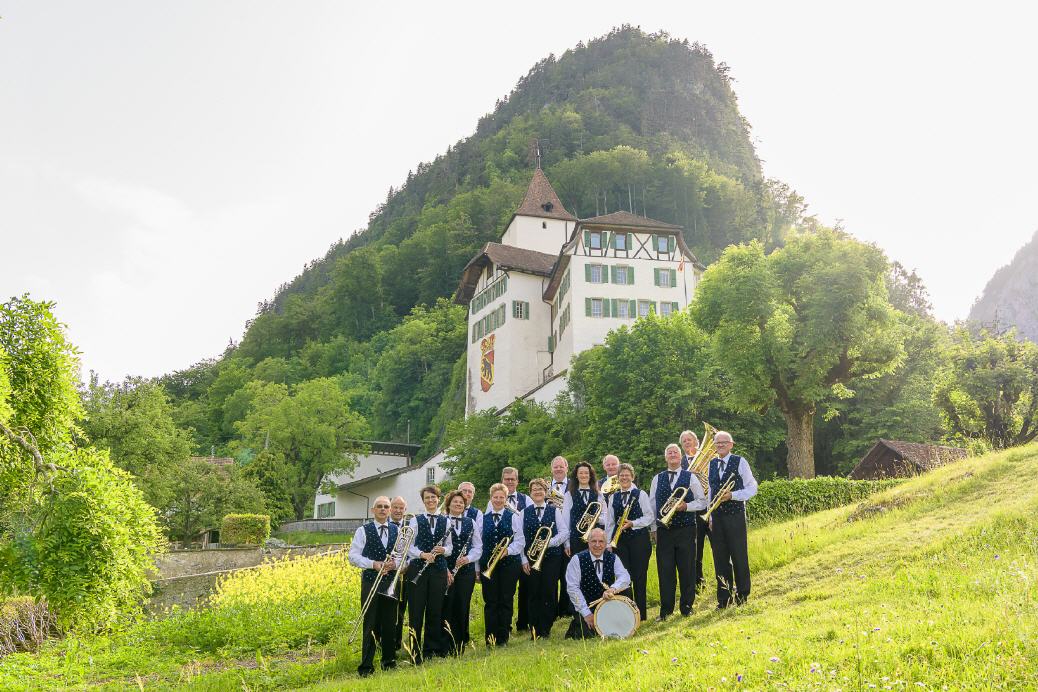 Burgfluhmusikanten vor Schloss Wimmis